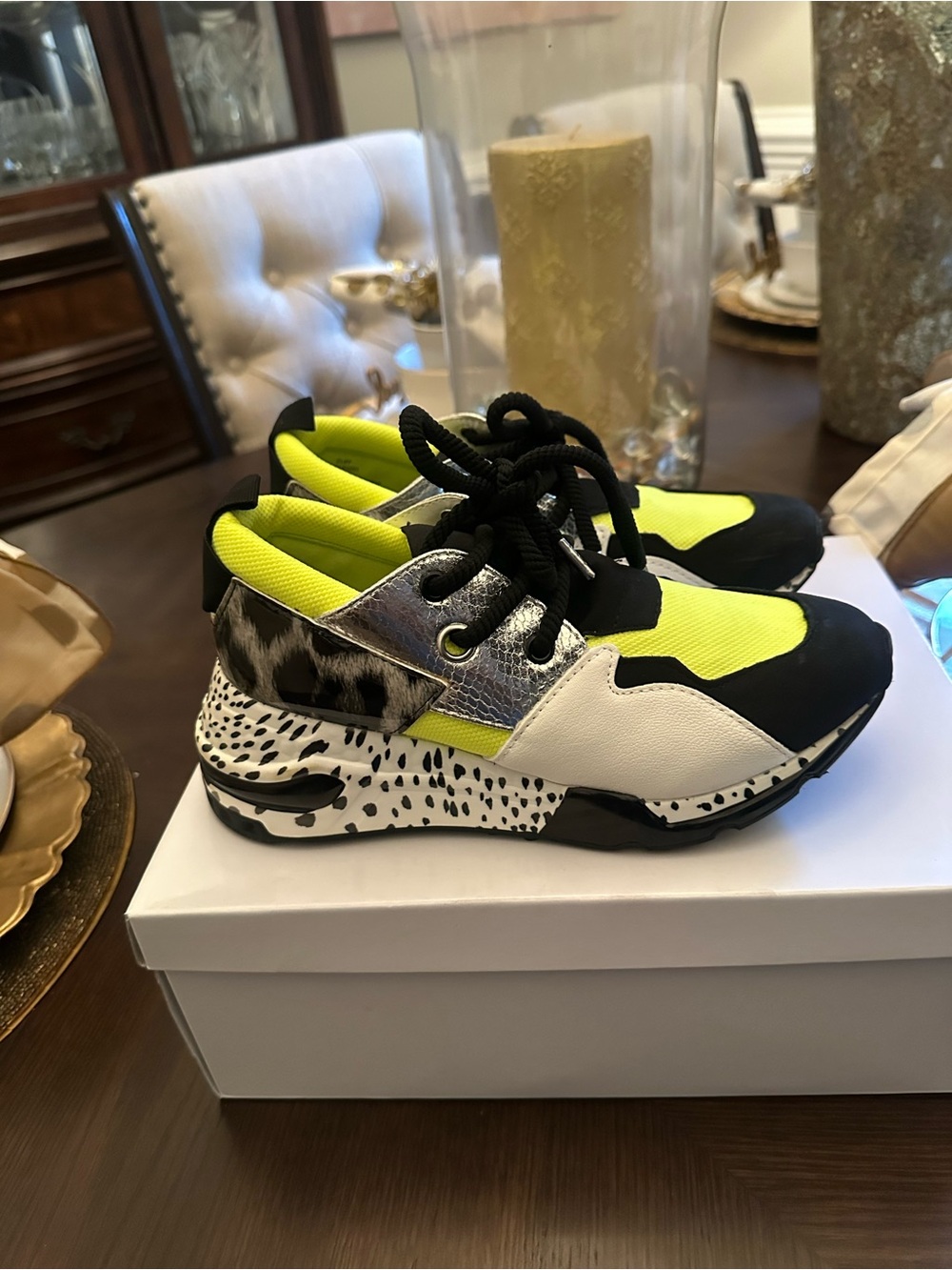 Brand New Size 7 Women Steve Madden Cliff Sneaker Neon Yellow Multi-Accent